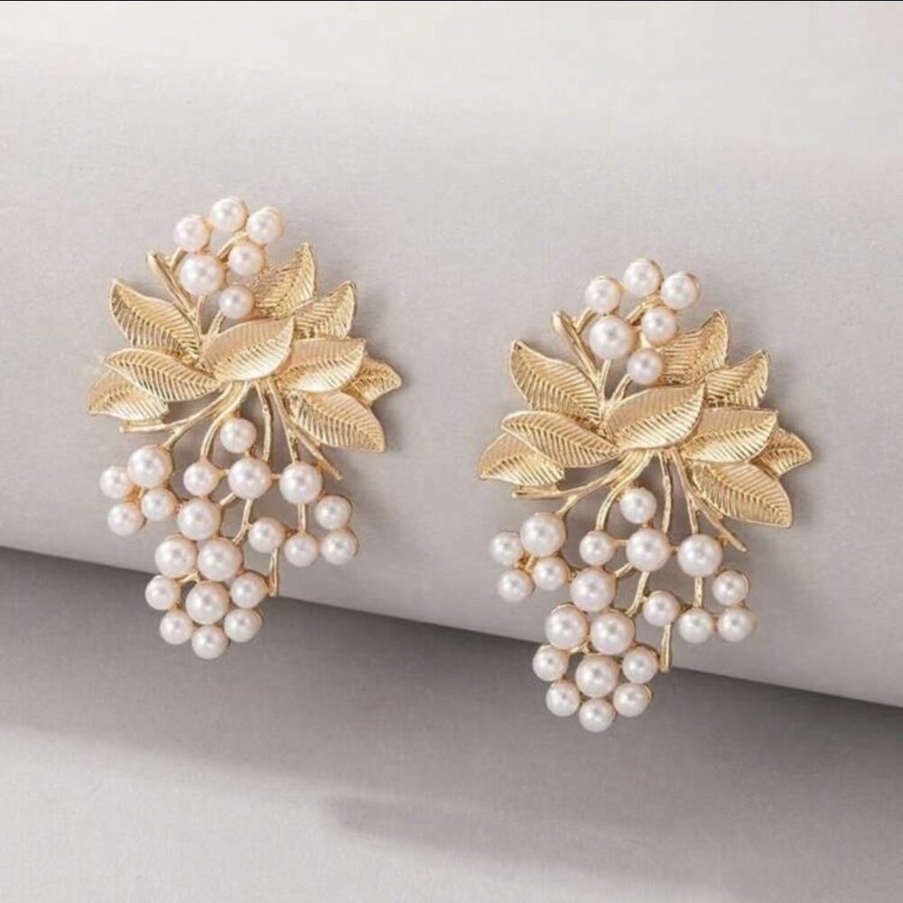 Classic Versatile Fashion Metal Earrings with Pearl for women
